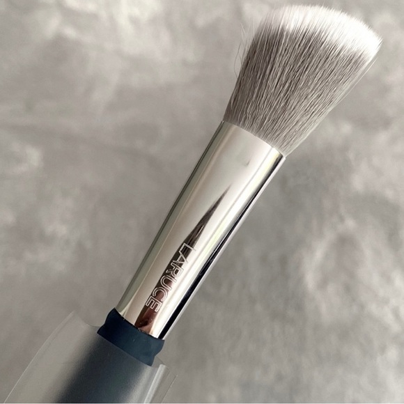 Laruce Professional Foundation and Angle (Highlighter) Brush Set​ - Picture 4 of 5